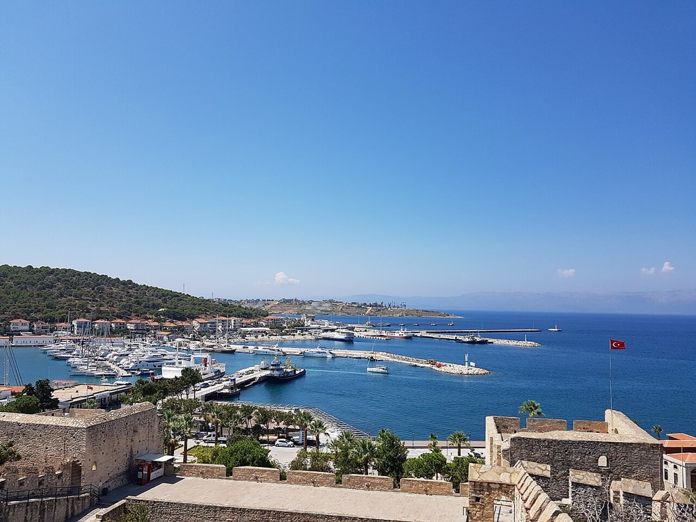 Çeşme Kalesi burçlarından yat limanı