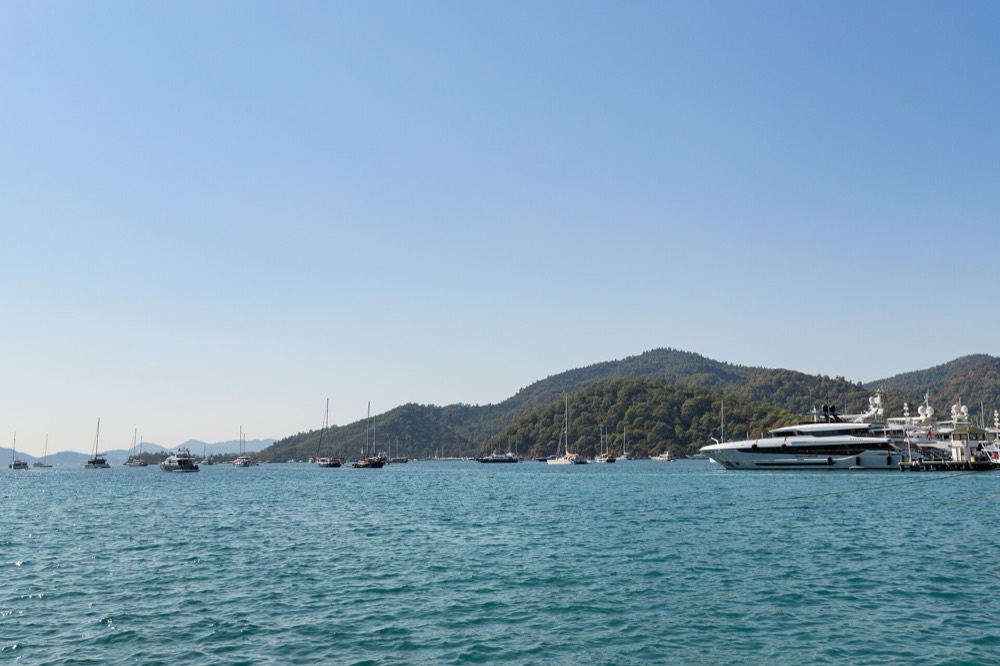 Göcek Körfezi'nde demirli yatlar
