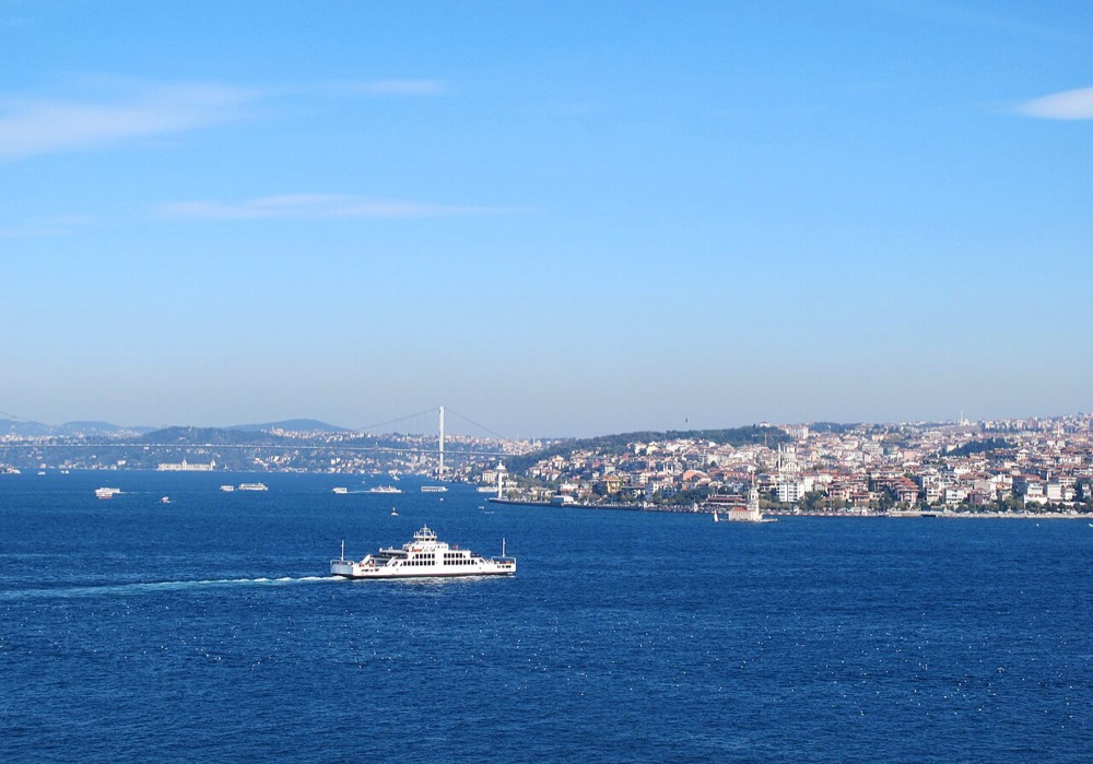 İstanbul Boğazı, Kız Kulesi ve köprü
