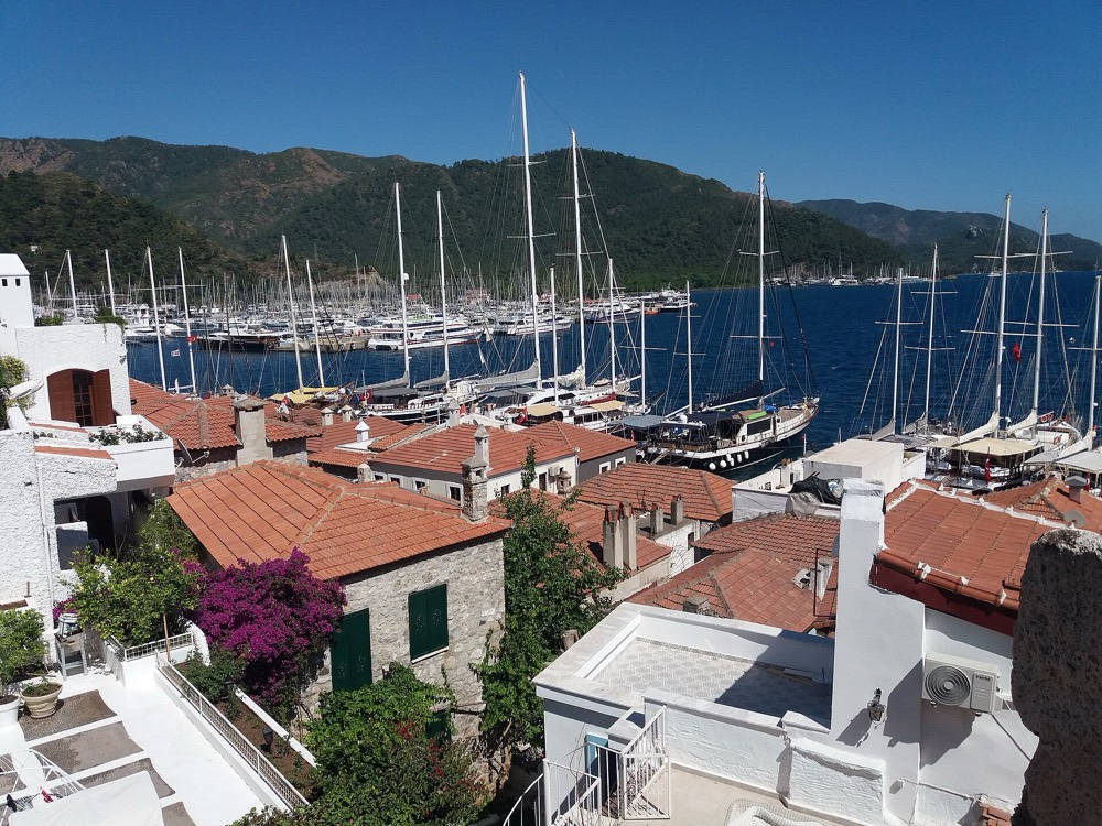 Marmaris marinasına yukarıdan bakış