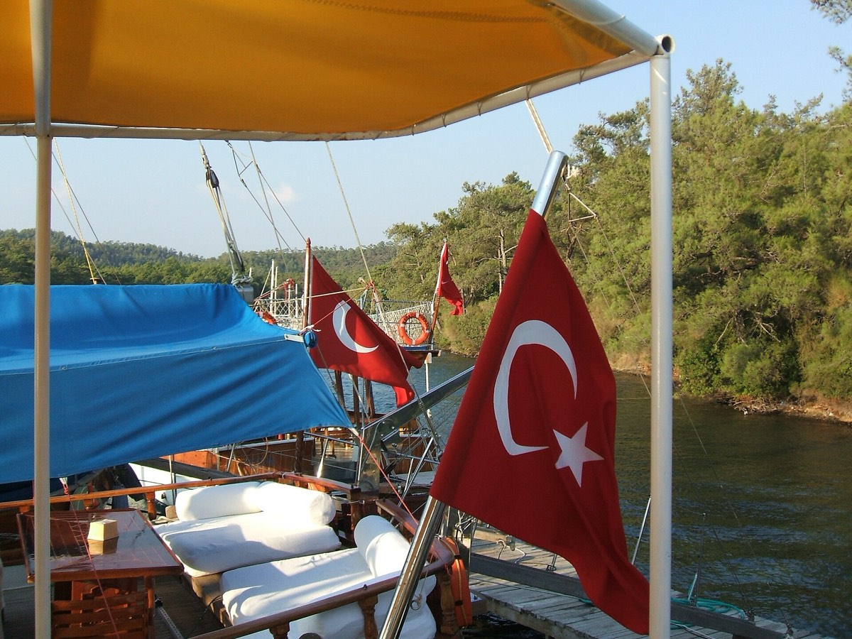 Bodrum'da bir guletin güvertesi, Türk bayrakları ve gölgelik