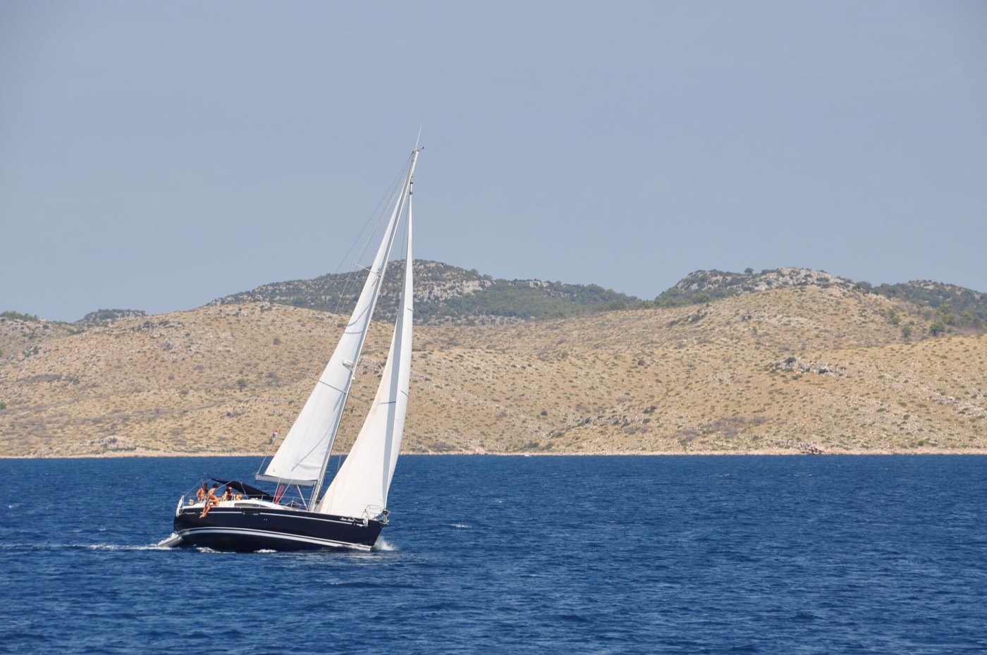 Kornati takımadalarında yelken açmış bir yat